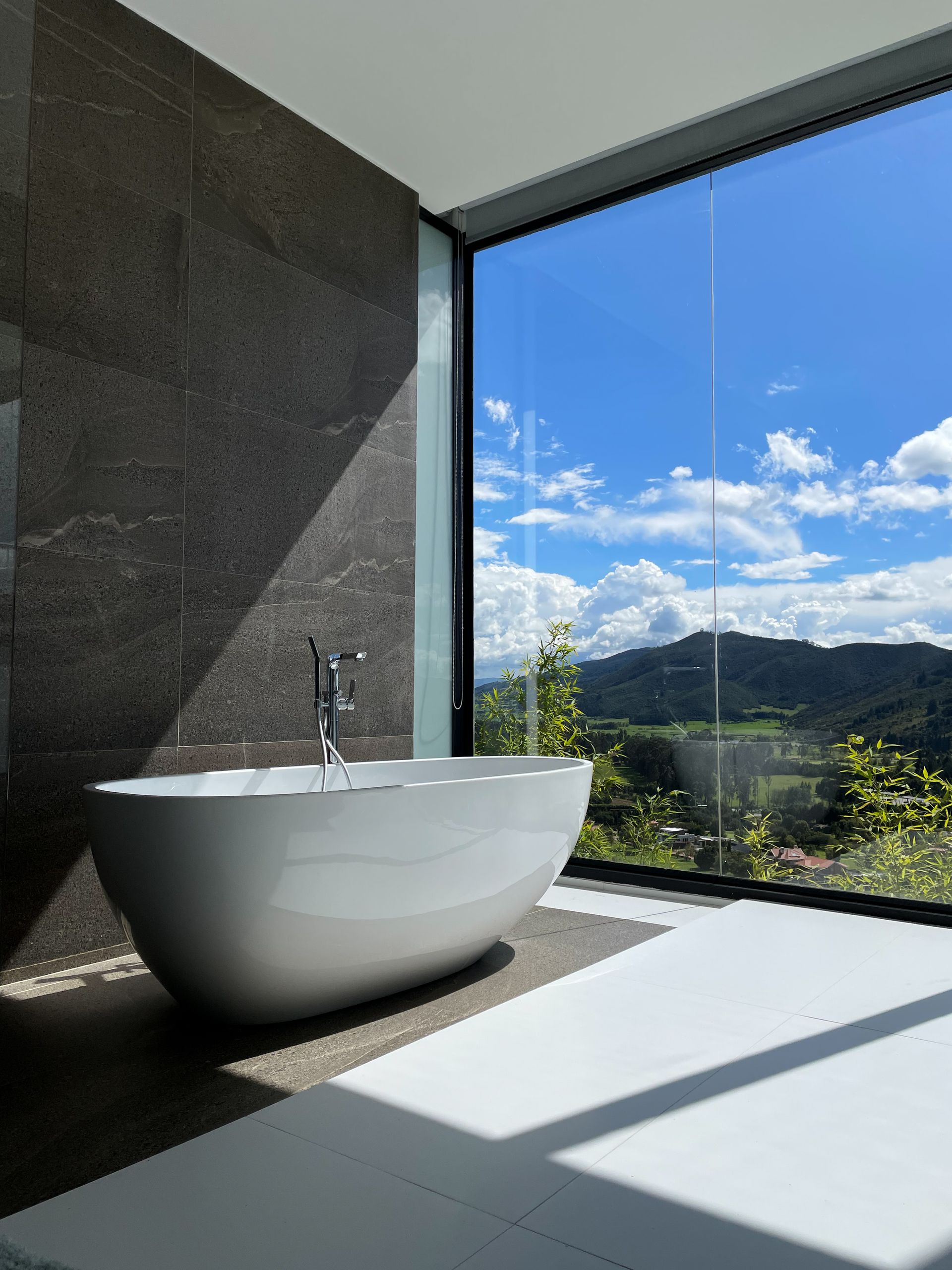 Baño contemporáneo con tina independiente y vista panorámica